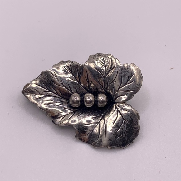 #203 VTG sterling silver leaf shape pin - Picture 1 of 4